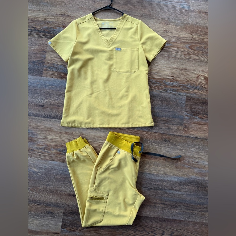 FIGS scrub set